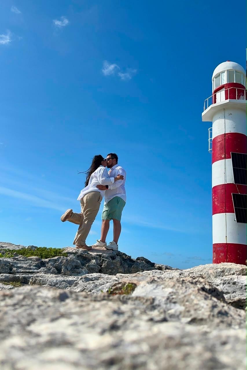 Stephanie y Miguel junto al faro