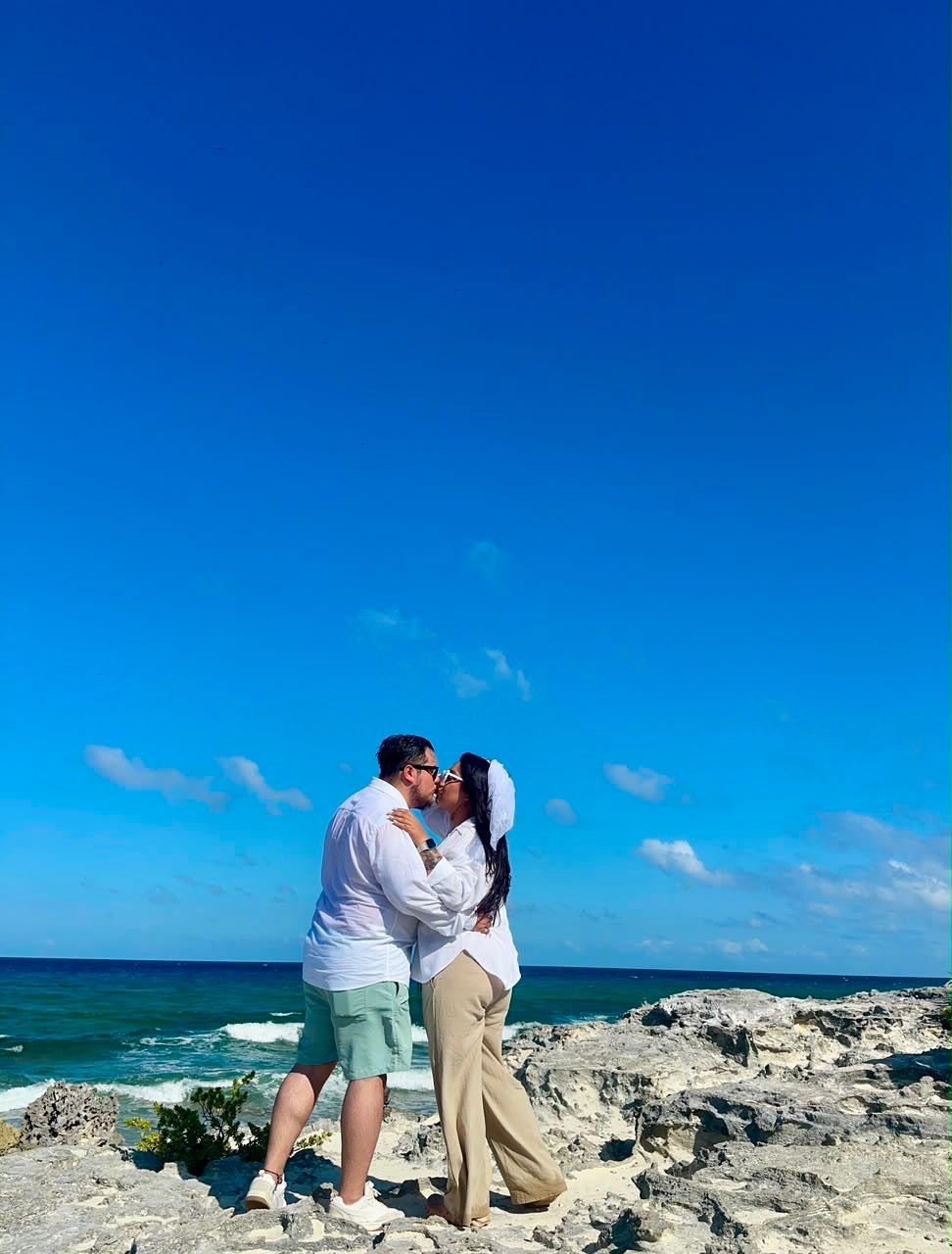 Stephanie y Miguel junto al mar