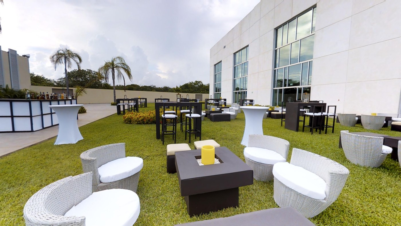 Montaje de cóctel al aire libre en Moon Palace Cancún